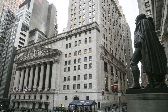 US stock market indices start to bounce back after sharp fall