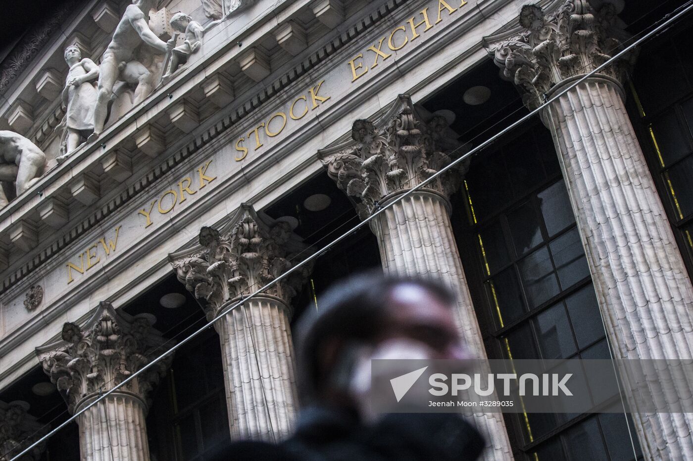 US stock market indices start to bounce back after sharp fall