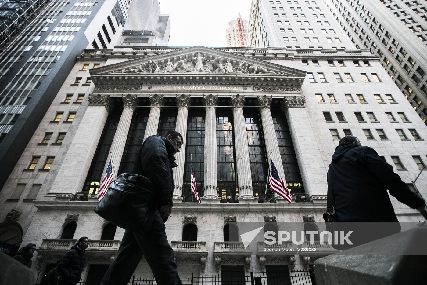 US stock market indices start to bounce back after sharp fall