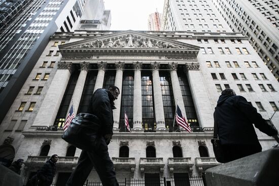 US stock market indices start to bounce back after sharp fall
