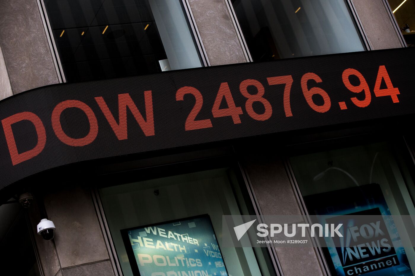 US stock market indices start to bounce back after sharp fall