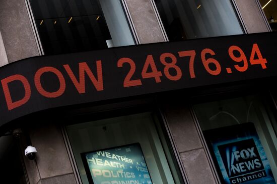 US stock market indices start to bounce back after sharp fall