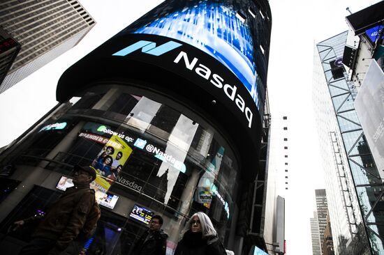 US stock market indices start to bounce back after sharp fall