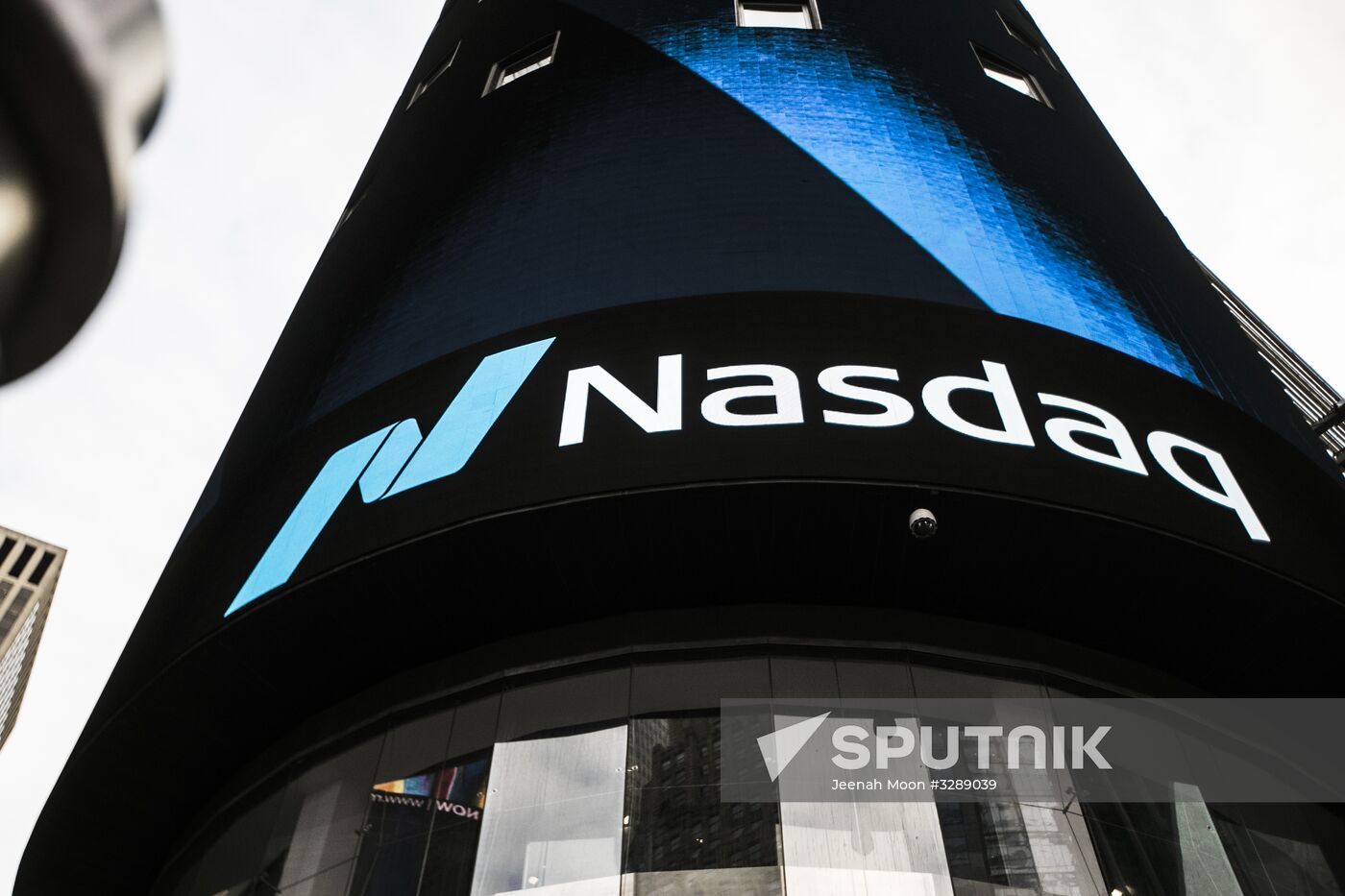 US stock market indices start to bounce back after sharp fall