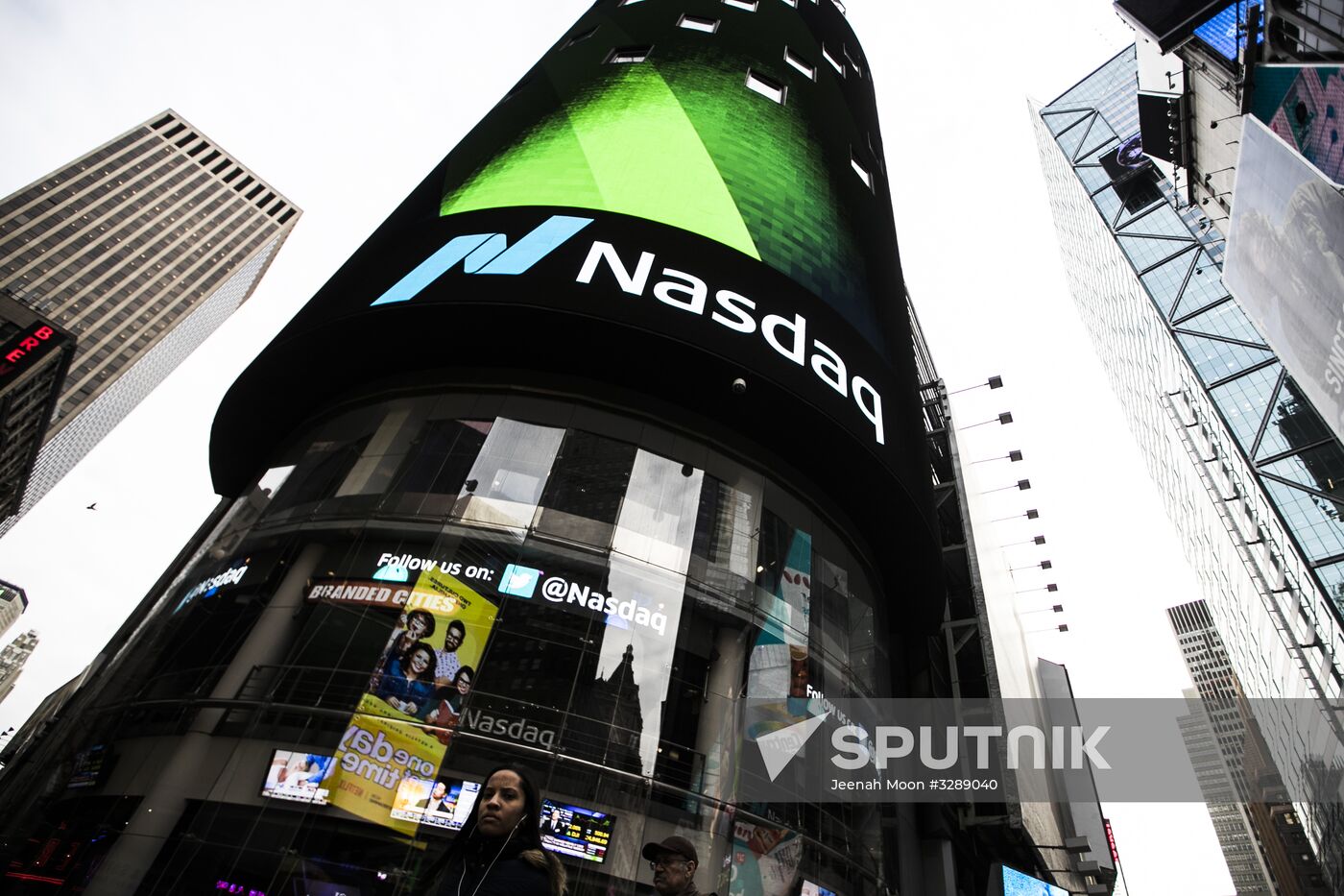 US stock market indices start to bounce back after sharp fall