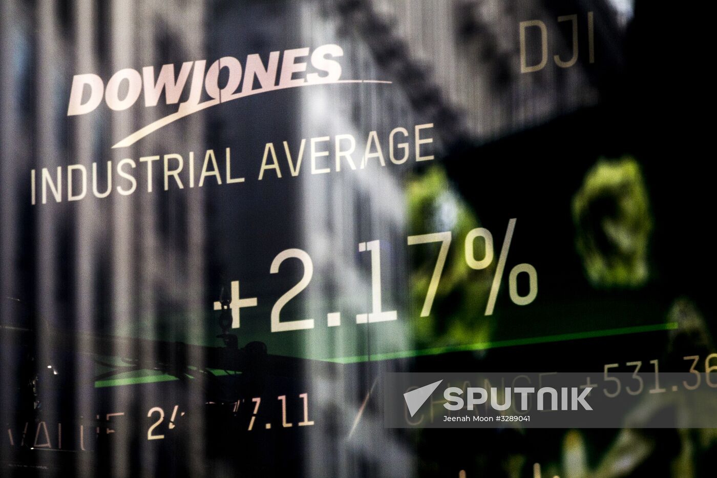 US stock market indices start to bounce back after sharp fall