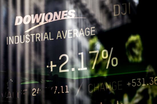 US stock market indices start to bounce back after sharp fall