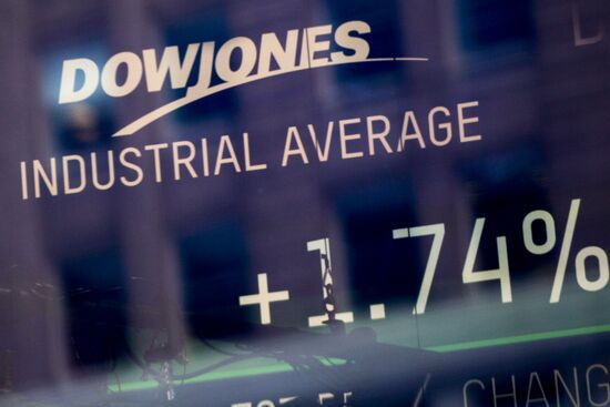 US stock market indices start to bounce back after sharp fall