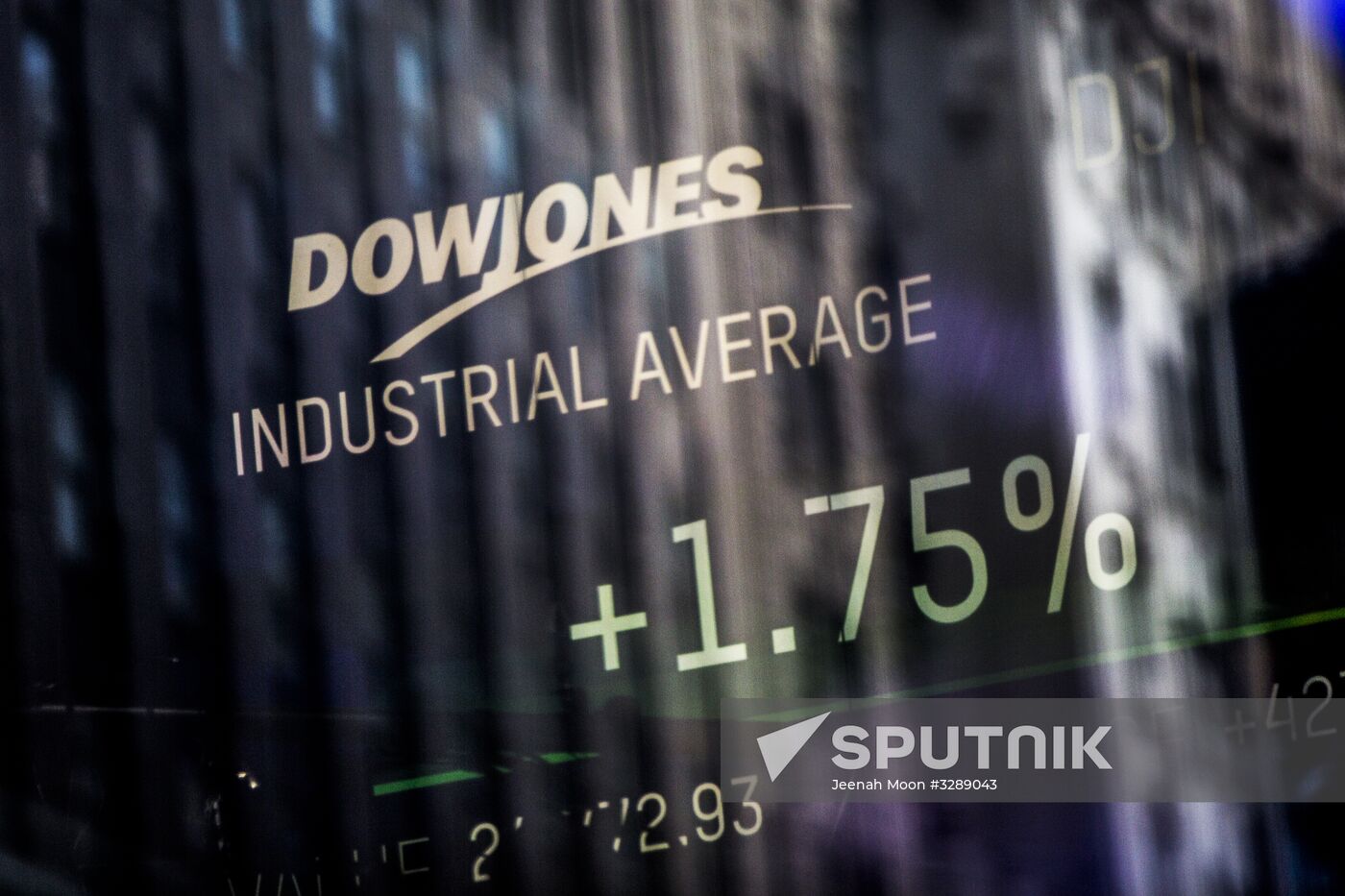 US stock market indices start to bounce back after sharp fall