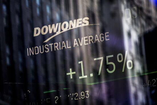 US stock market indices start to bounce back after sharp fall