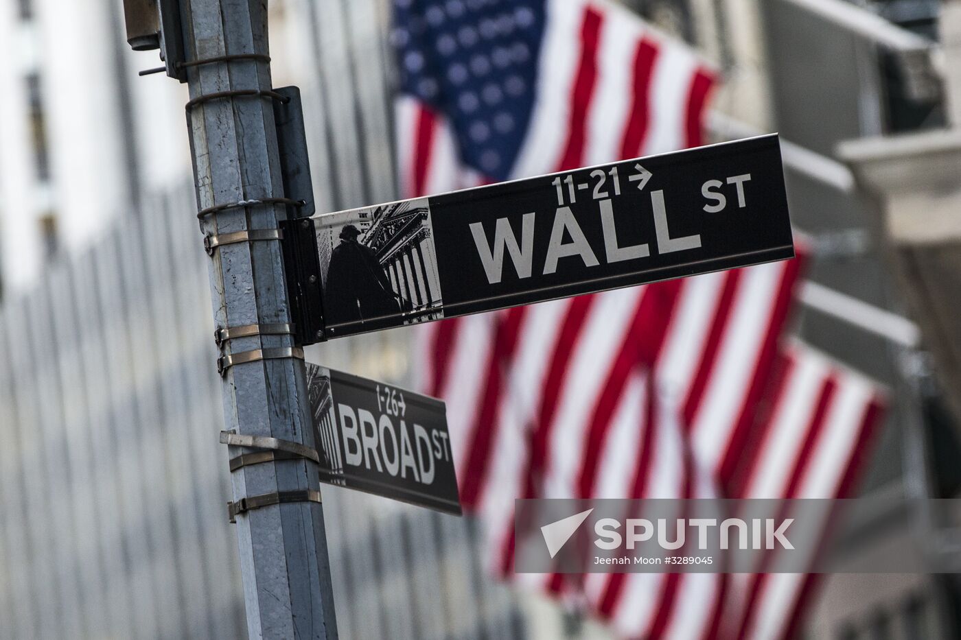 US stock market indices start to bounce back after sharp fall