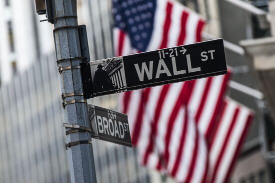US stock market indices start to bounce back after sharp fall