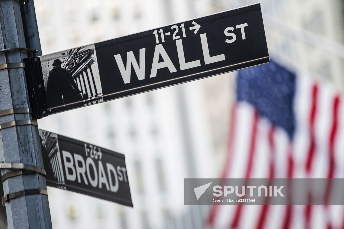 US stock market indices start to bounce back after sharp fall
