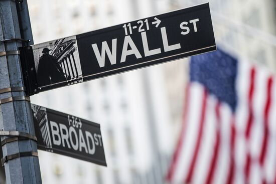 US stock market indices start to bounce back after sharp fall