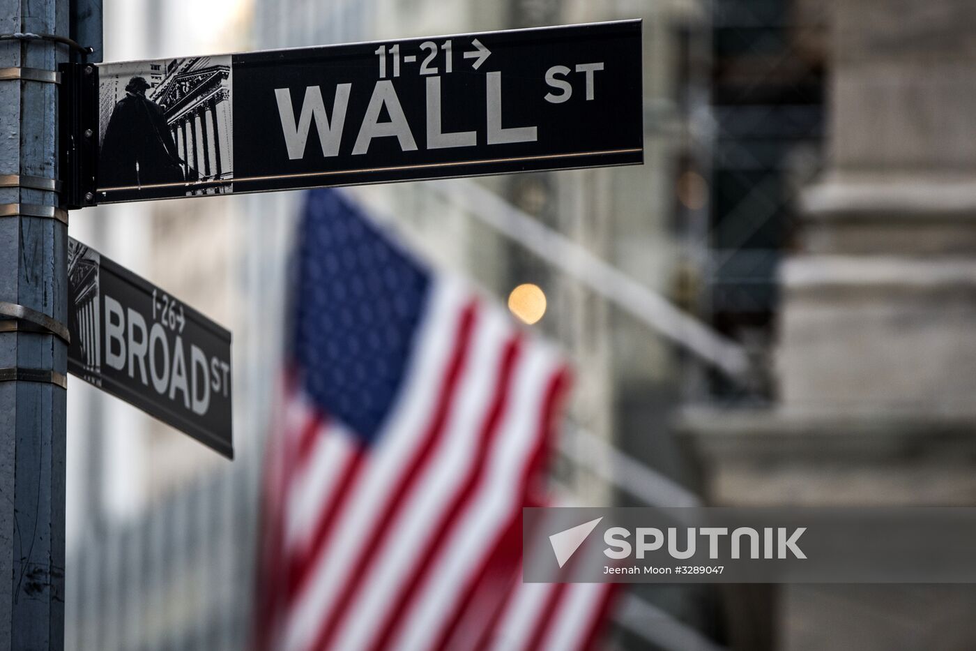 US stock market indices start to bounce back after sharp fall
