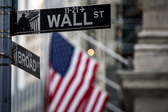 US stock market indices start to bounce back after sharp fall