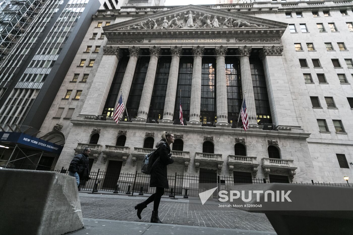 US stock market indices start to bounce back after sharp fall