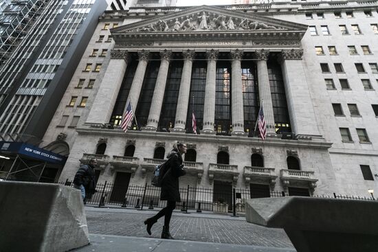 US stock market indices start to bounce back after sharp fall