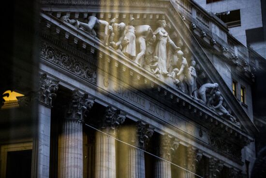 US stock market indices start to bounce back after sharp fall
