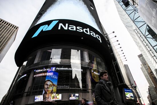 US stock market indices start to bounce back after sharp fall