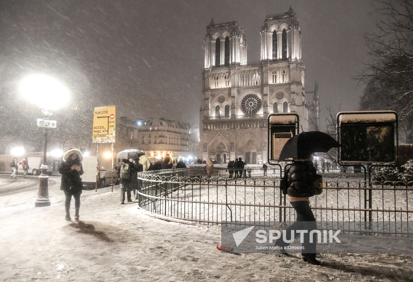 Snowfall in Paris