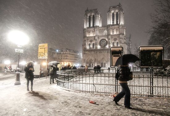 Snowfall in Paris