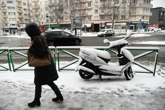 Snowfall in Paris