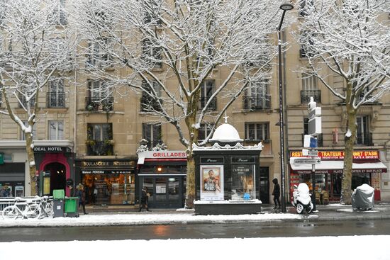 Snowfall in Paris