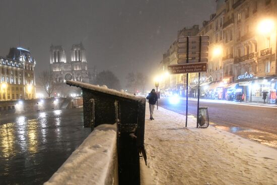 Snowfall in Paris