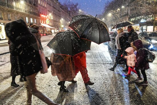 Snowfall in Paris