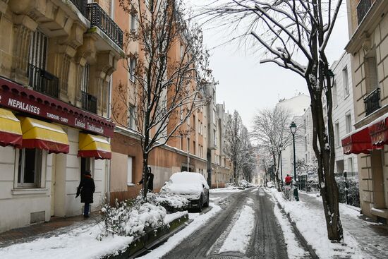 Snowfall in Paris