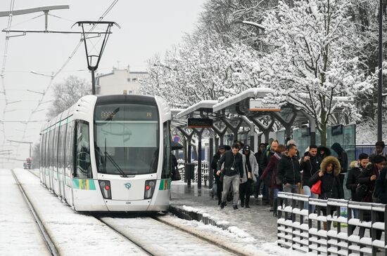 Snowfall in Paris