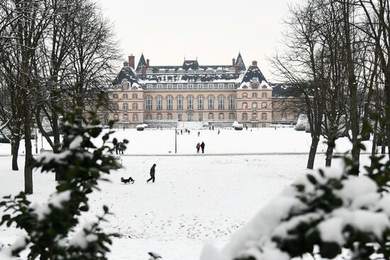 Snowfall in Paris