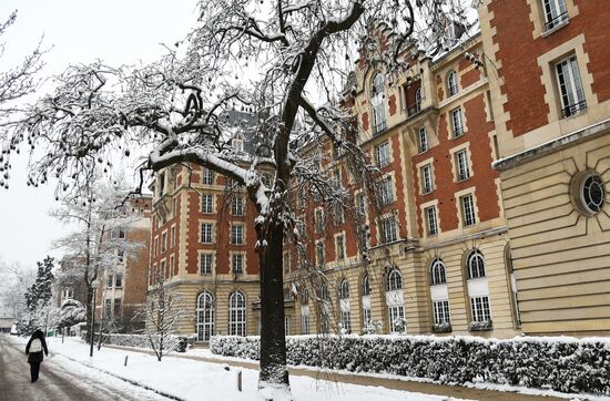 Snowfall in Paris