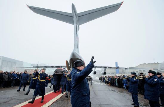 Paying last respects to pilot Roman Filipov in Voronezh