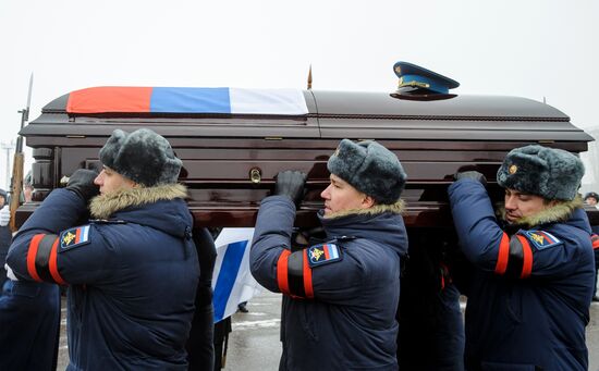 Paying last respects to pilot Roman Filipov in Voronezh
