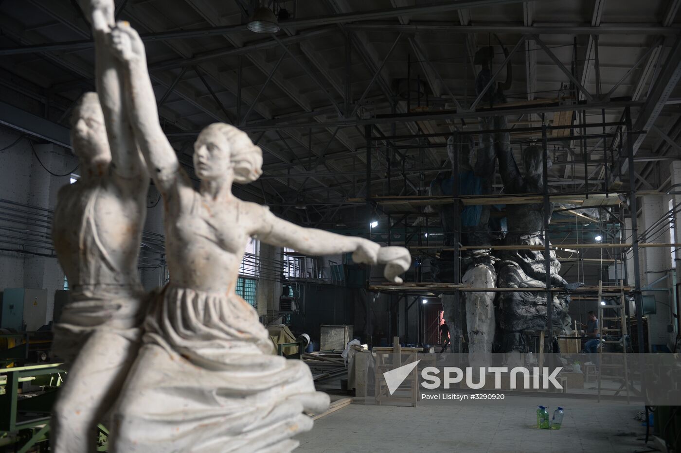 Copy of monument of Worker and Collective Farm Woman in Sverdlovsk Region