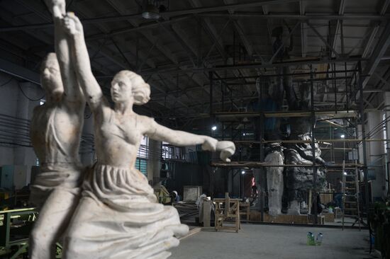 Copy of monument of Worker and Collective Farm Woman in Sverdlovsk Region