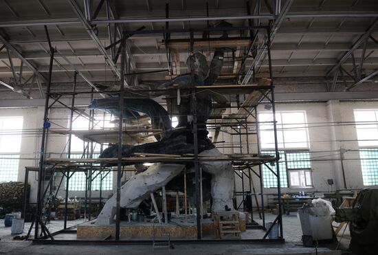 Copy of monument of Worker and Collective Farm Woman in Sverdlovsk Region