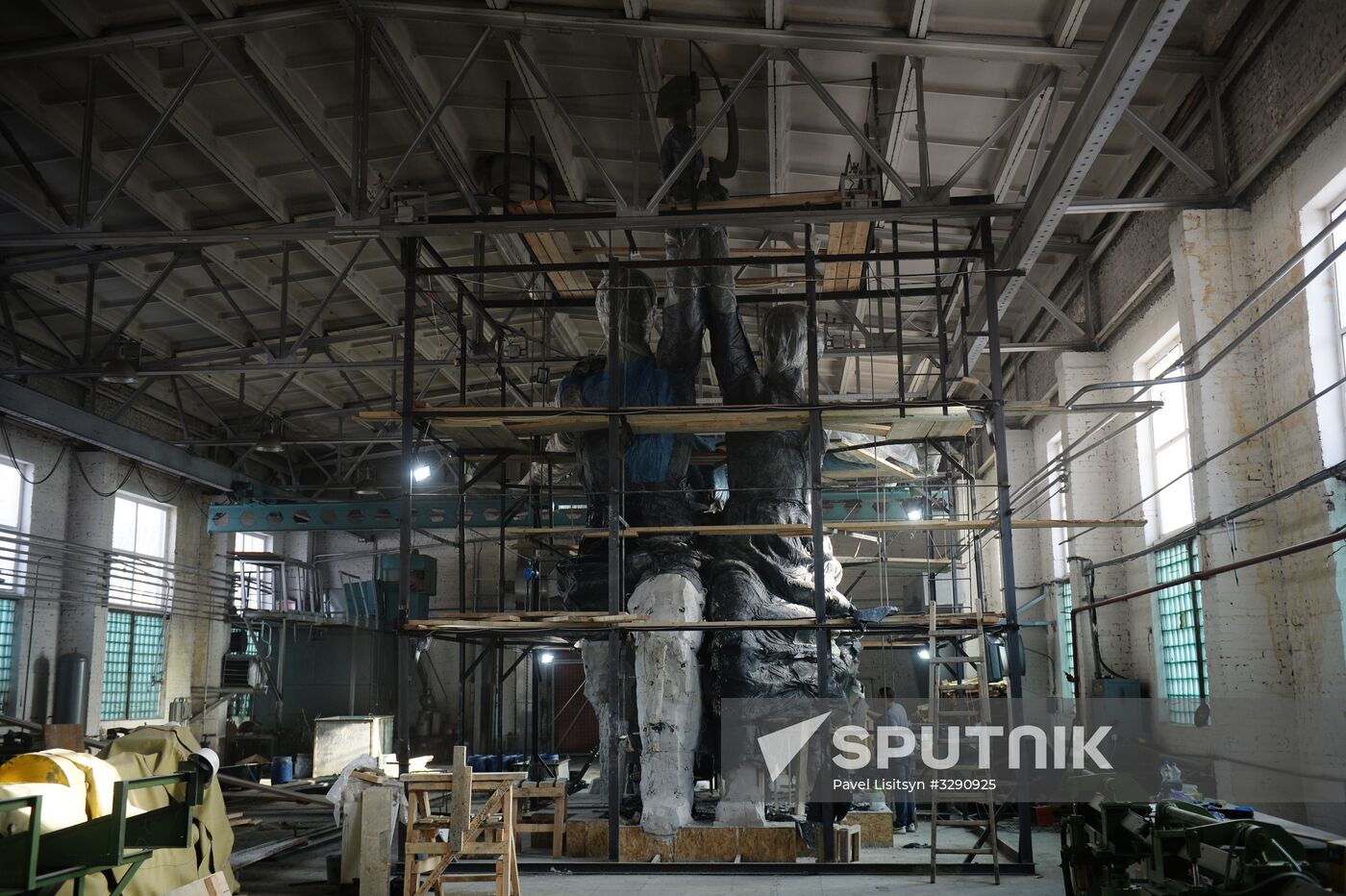Copy of monument of Worker and Collective Farm Woman in Sverdlovsk Region