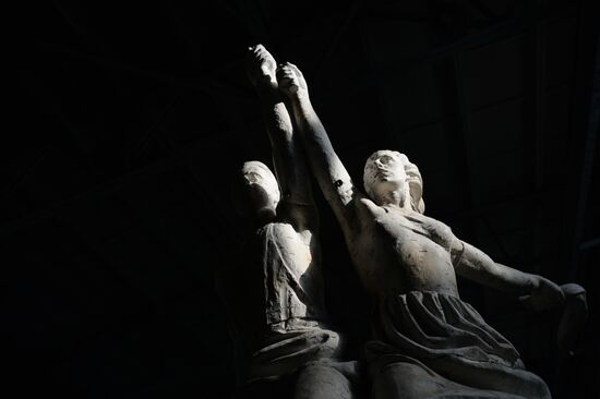 Copy of monument of Worker and Collective Farm Woman in Sverdlovsk Region