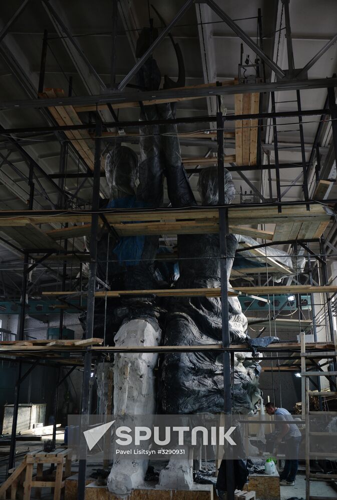 Copy of monument of Worker and Collective Farm Woman in Sverdlovsk Region