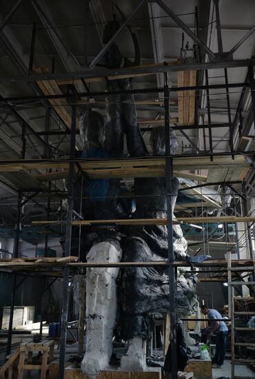 Copy of monument of Worker and Collective Farm Woman in Sverdlovsk Region