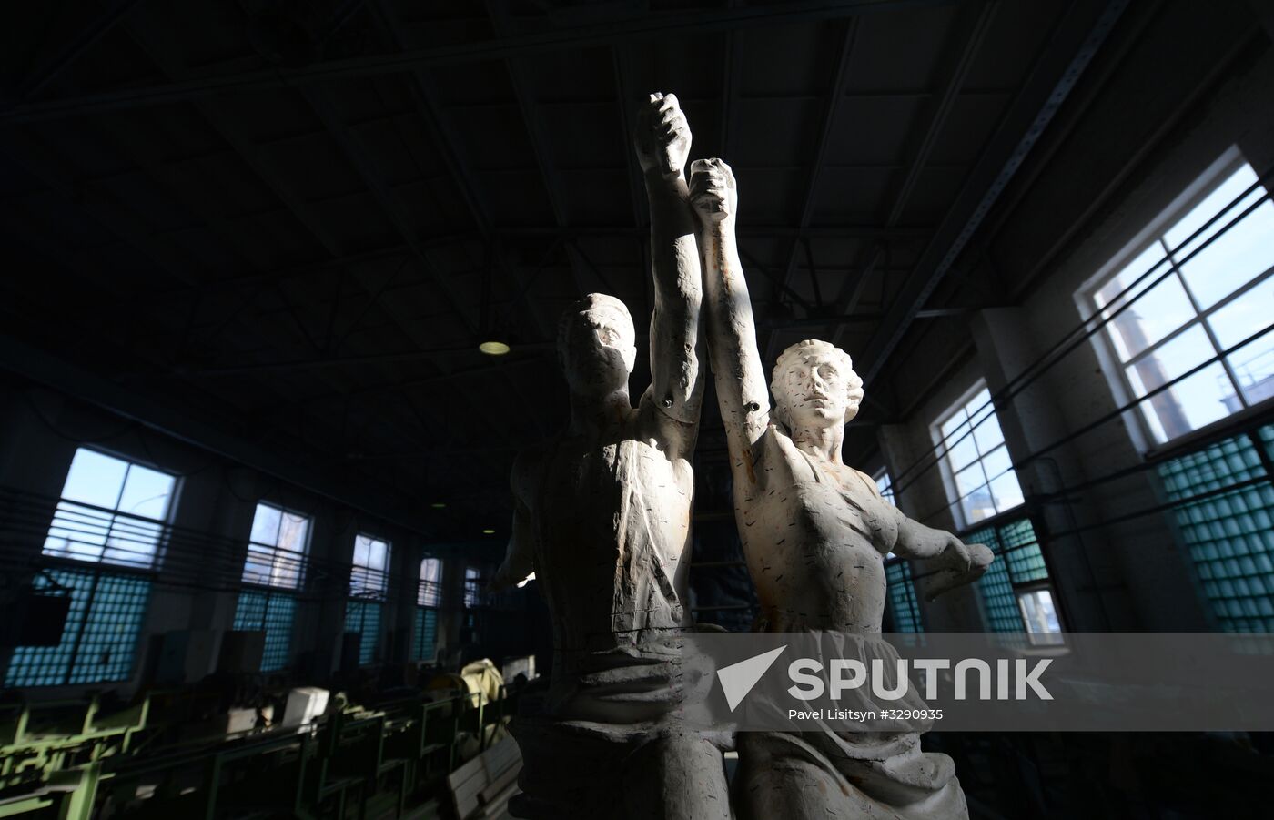 Copy of monument of Worker and Collective Farm Woman in Sverdlovsk Region