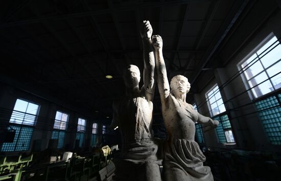 Copy of monument of Worker and Collective Farm Woman in Sverdlovsk Region