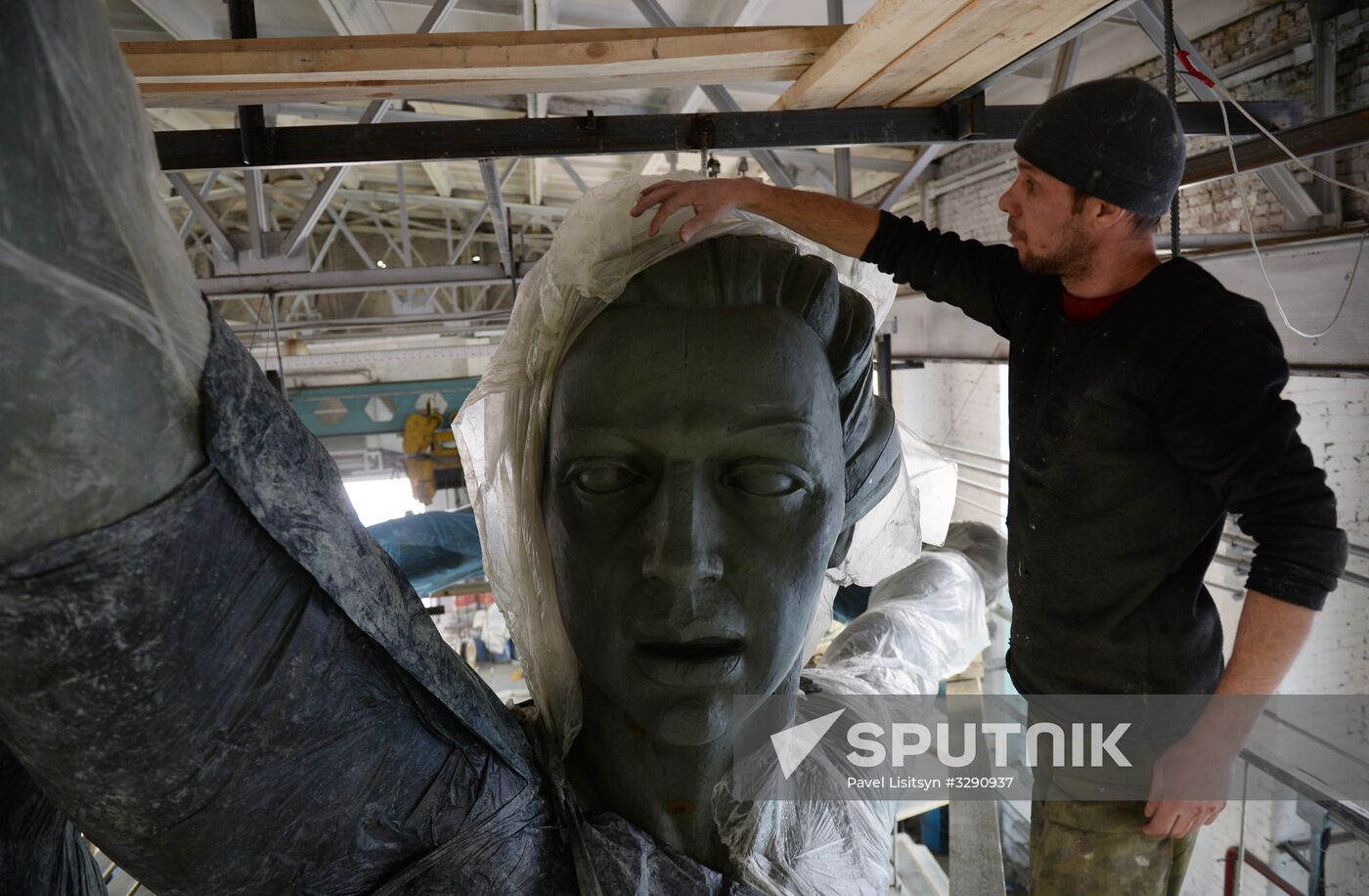 Copy of monument of Worker and Collective Farm Woman in Sverdlovsk Region