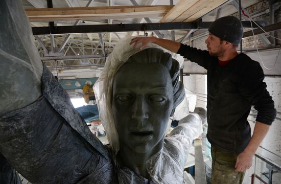 Copy of monument of Worker and Collective Farm Woman in Sverdlovsk Region