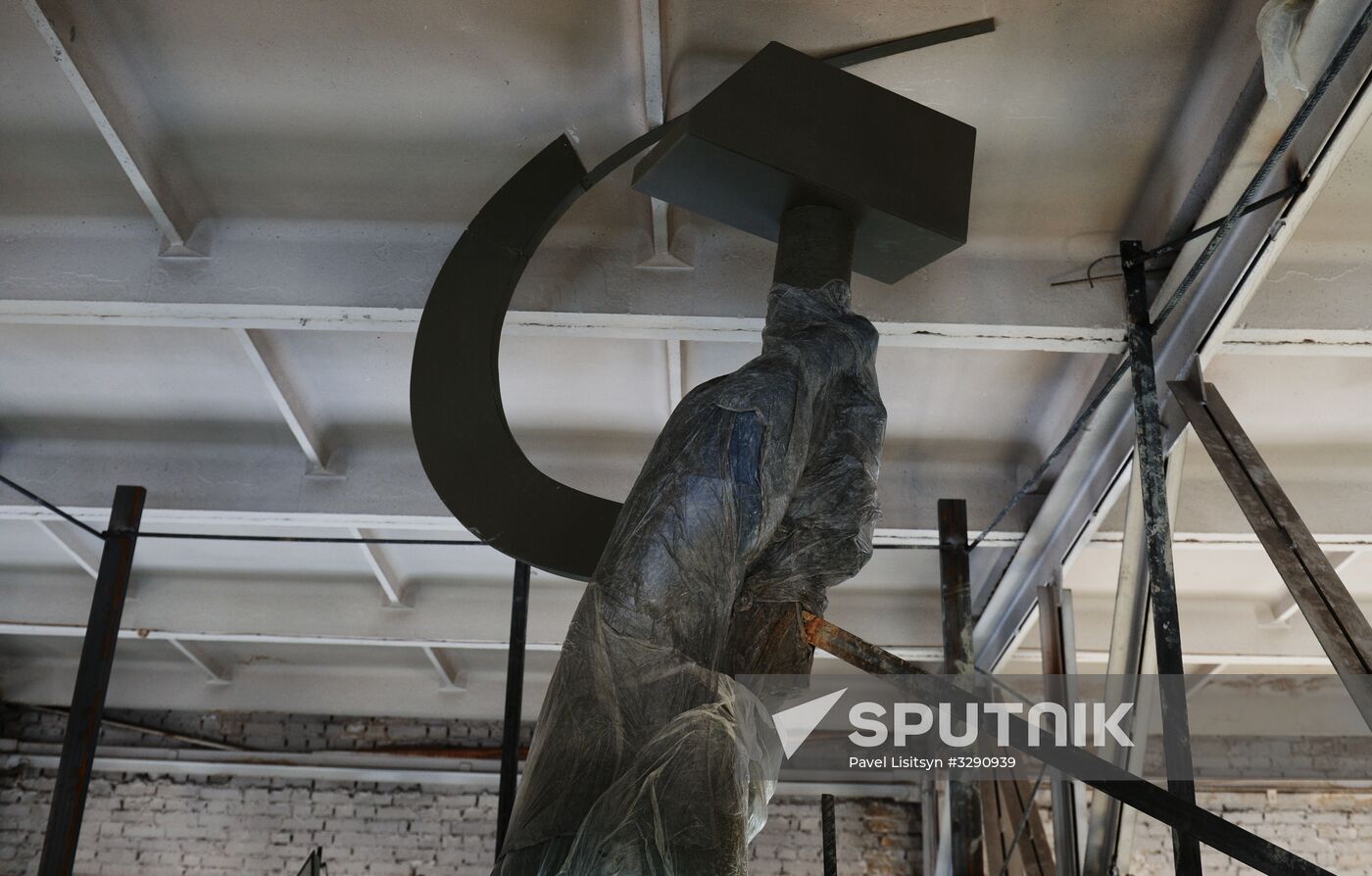 Copy of monument of Worker and Collective Farm Woman in Sverdlovsk Region