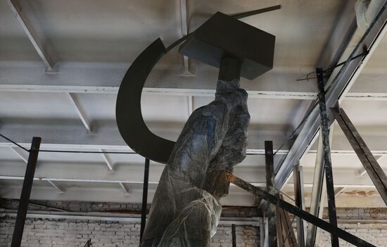 Copy of monument of Worker and Collective Farm Woman in Sverdlovsk Region