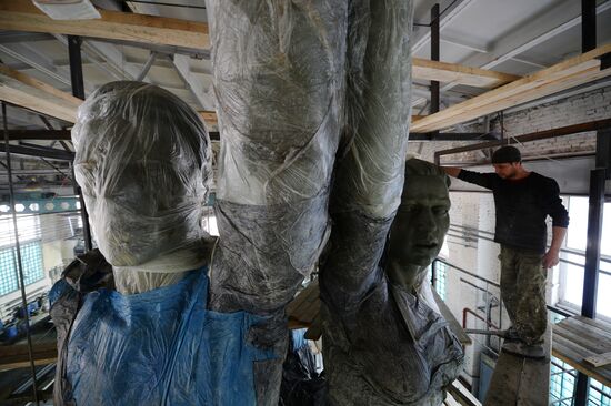 Copy of monument of Worker and Collective Farm Woman in Sverdlovsk Region
